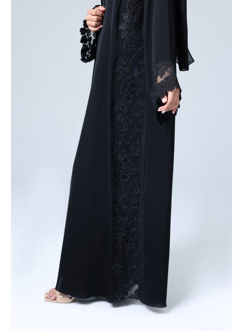 اكسا عباية بتفاصيل دانتيل كريستال أسود - Image 3